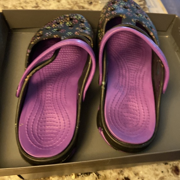 Purpley ‘Pawty’ crocs-like shoes. Hearts paws & Humane Society support! Sz. 8W - Picture 3 of 6